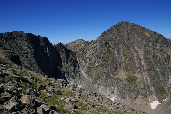 Le Pic Barbet, la brche Durier et le Pic du Canigou depuis la crte du Barbet