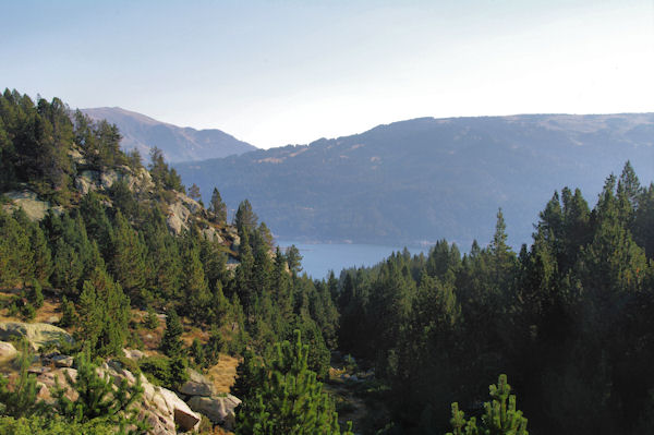 Le Lac des Bouillouses, au fond, le Petit Peric