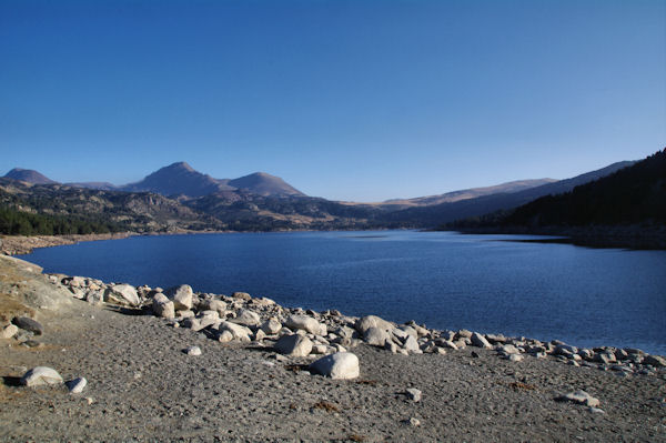 Le Lac des Bouillouses, au fond, les Pics Peric