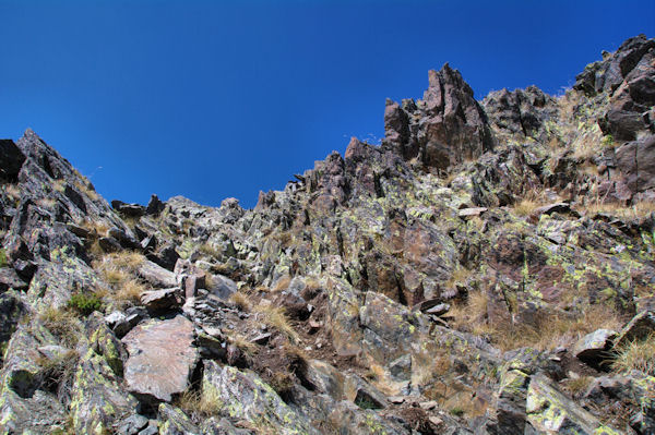 Petit col escarp sur le flanc Sud de la crte Est du Puig Carlit