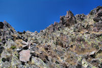 Petit col escarpe sur le flanc Sud de la crete Est du Puig Carlit