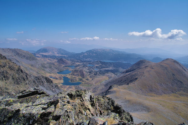 Vue depuis le petit col escarp sur le flanc Sud de la crte Est du Puig Carlit