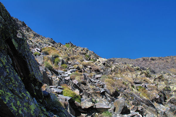 Dans la traverse menant au couloir Est sous le Puig Carlit