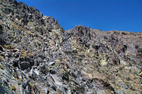 Dans la traverse menant au couloir Est sous le Puig Carlit