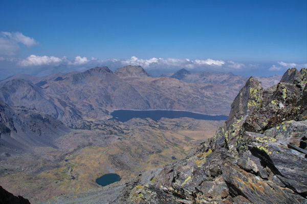 L_Estany de Lanos et l_Estany dels Forats depuis le col sur la crte Nord du Puig Carlit