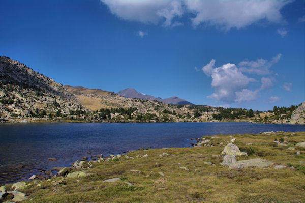 L_Estany de les Dugues, derrire les Puigs Peric