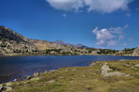 L'Estany de les Dugues, derriere les Puigs Peric