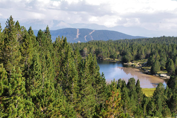 L_Estany del Viver, derrire, le Roc de la Calma et plus loin la Cambra d_Ase