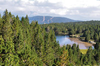 L'Estany del Viver, derriere, le Roc de la Calma et plus loin la Cambra d'Ase