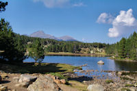 L'Estany del Viver, derriere, les Puigs Peric