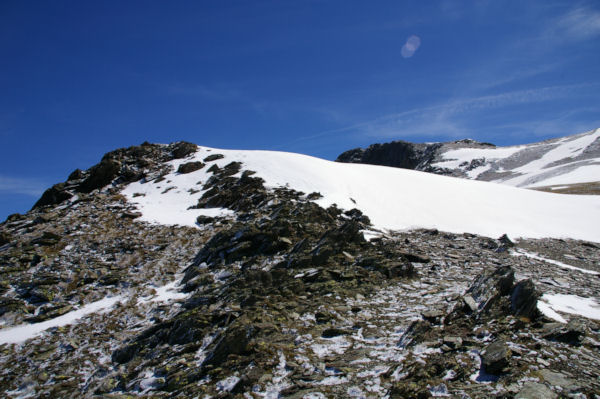 Une plaque  vent barre l accs au Puig de la Coma d Or