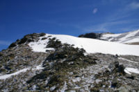 Une plaque  vent barre l accs au Puig de la Coma d Or