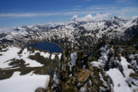 L Estany de Lanos depuis le Puig de Coma d Or, a droite le Carlit, a gauche le Puig Peric