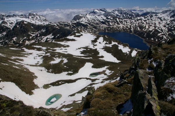 L Estany de Lanos et deux laquets au pied du Puig de Coma d Or