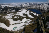 L Estany de Lanos et deux laquets au pied du Puig de Coma d Or