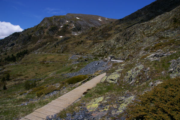 La canalisation d eau qui sert de chemin pour rejoindre la valle de Querforc, au fond, la Serra de les Lloses