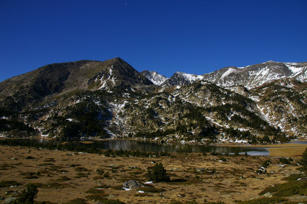 L'Estany Llong, au centre en arrire plan se dtache le Puig Carlit