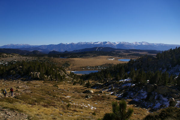 Au premier plan, l'Estany Llong,  droite, l'Estany Llat et au fond, l'Estany Sec