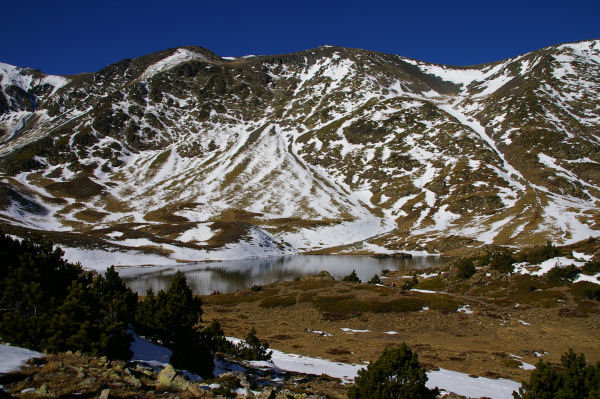 L'Estany de Sobirans domin par les Puigs de Sobirans