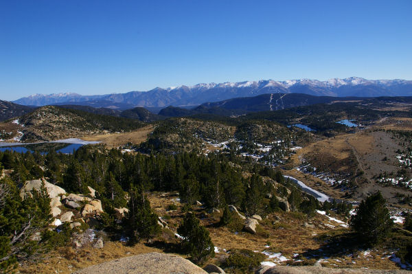 De gauche  droite, la pointe de Les Dugues, l'Estany de Vallell gel, l'Estany de la Comassa et l'Estany Sec