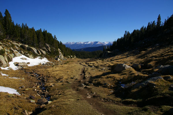 Un petit vallon menant de l'Estany de Les Dugues vers l'Estany del Viver