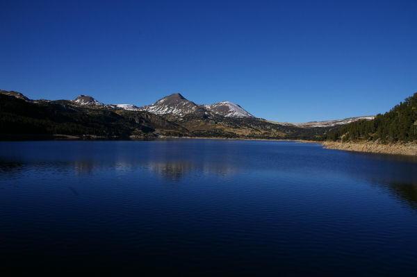 Le lac des Bouillouses, le Pic Pric et le Petit Peric au fond.