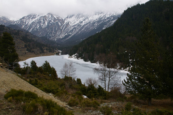 Le Lac d'el Passet encore gel depuis au dessus du barrage