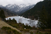 Le Lac d'el Passet encore gel depuis au dessus du barrage