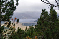 Le lac des Bouillouses depuis la foret domaniale de la Calma