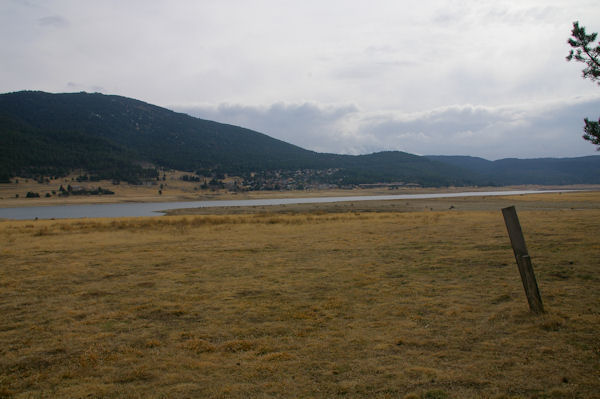 Vue Nord du Lac de Matemale, le Puig de la Tossa au fond