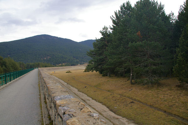 Le passage sur le barrage du Lac de Matemale