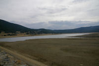 Vue du Lac de Matemale (pas bien rempli en cette saison!) depuis le barrage