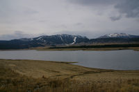 Vue Nord du Lac de Matemale, la station des Angles au fond