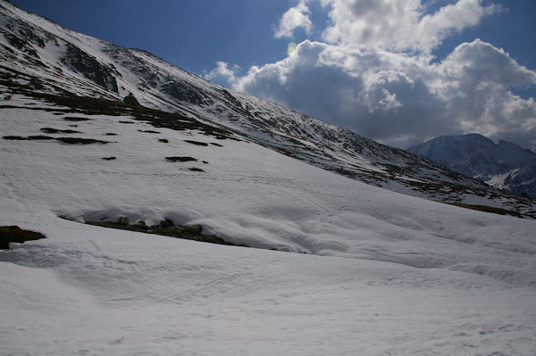 La Coma d'en Garcia, enneige sur son versant Nord