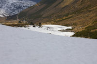 Contraste dans la Coma d'en Garcia, versant Nord enneige, versant Sud pelat!