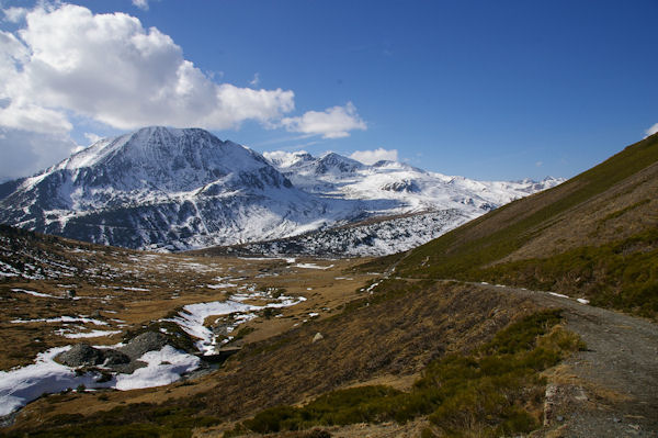 Vue de la station haute de Porte Puymorens domine par le Pic de Font Freda