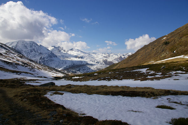 Vue de la station haute de Porte Puymorens domine par le Pic de Font Freda