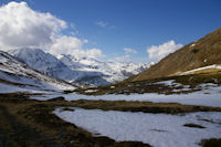 Vue de la station haute de Porte Puymorens domine par le Pic de Font Freda