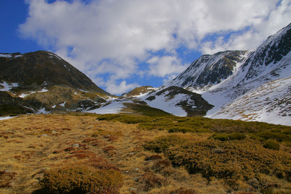 Au centre la Portella de la Coma d'en Garcia,  gauche la Tossa Rodona