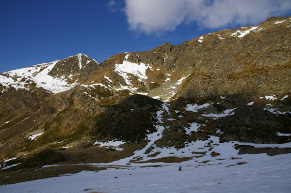 Un nuage dessine la crte de Bassa de Mercader, derrire, le lac et au fond  gauche, le Pic de Querforc