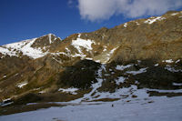 Un nuage dessine la crete de Bassa de Mercader, derriere, le lac et au fond a gauche, le Pic de Querforc