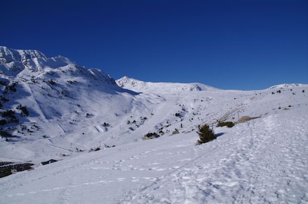 Au fond, le Pic de la Mina depuis le Col de Puymorens