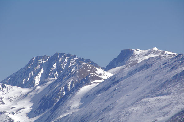 Le Puig Pedros  gauche et le Pic de Coma d_Or  droite