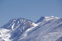 Le Puig Pedros  gauche et le Pic de Coma d_Or  droite