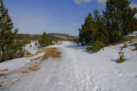 Un peu de neige sur le chemin menant au Refuge de la Calma