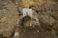 Une petite fontaine en monant  La Croix de La Solane