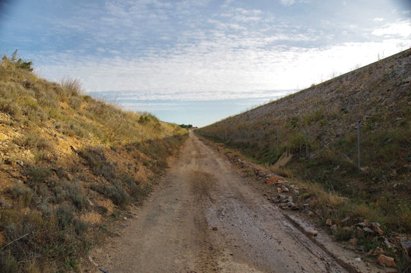 Le chemin coinc entre au dessus des Moulins et l_autoroute