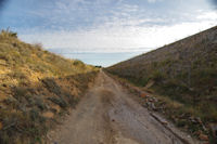 Le chemin coince entre au dessus des Moulins et l'autoroute