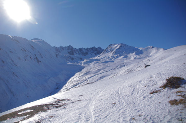 Le cirque dels Pedrons domin par le Pic de la Mina, les Pics de Font Negra et le Pic dels Pedrons