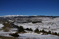 Le Rec de Galamany, au fond, Font Romeu et le massif du Carlit enneig